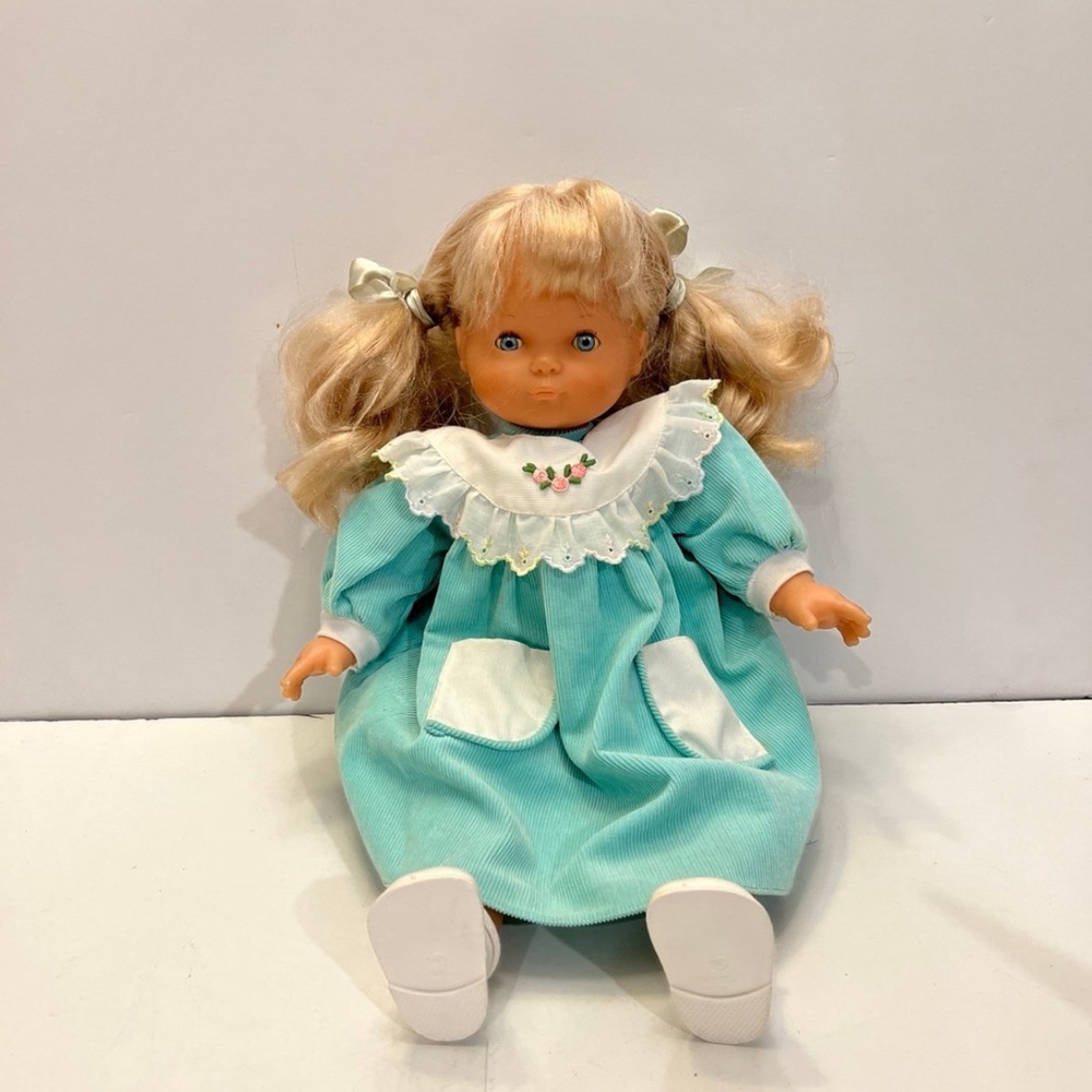 Famosa Vintage 19 Inch Doll blue eyes blond hair with blue dress., sho…